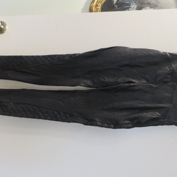 NWT SPANX QUILTED FAUX LEATHER VERY BLACK LEGGINGS - Picture 6 of 10